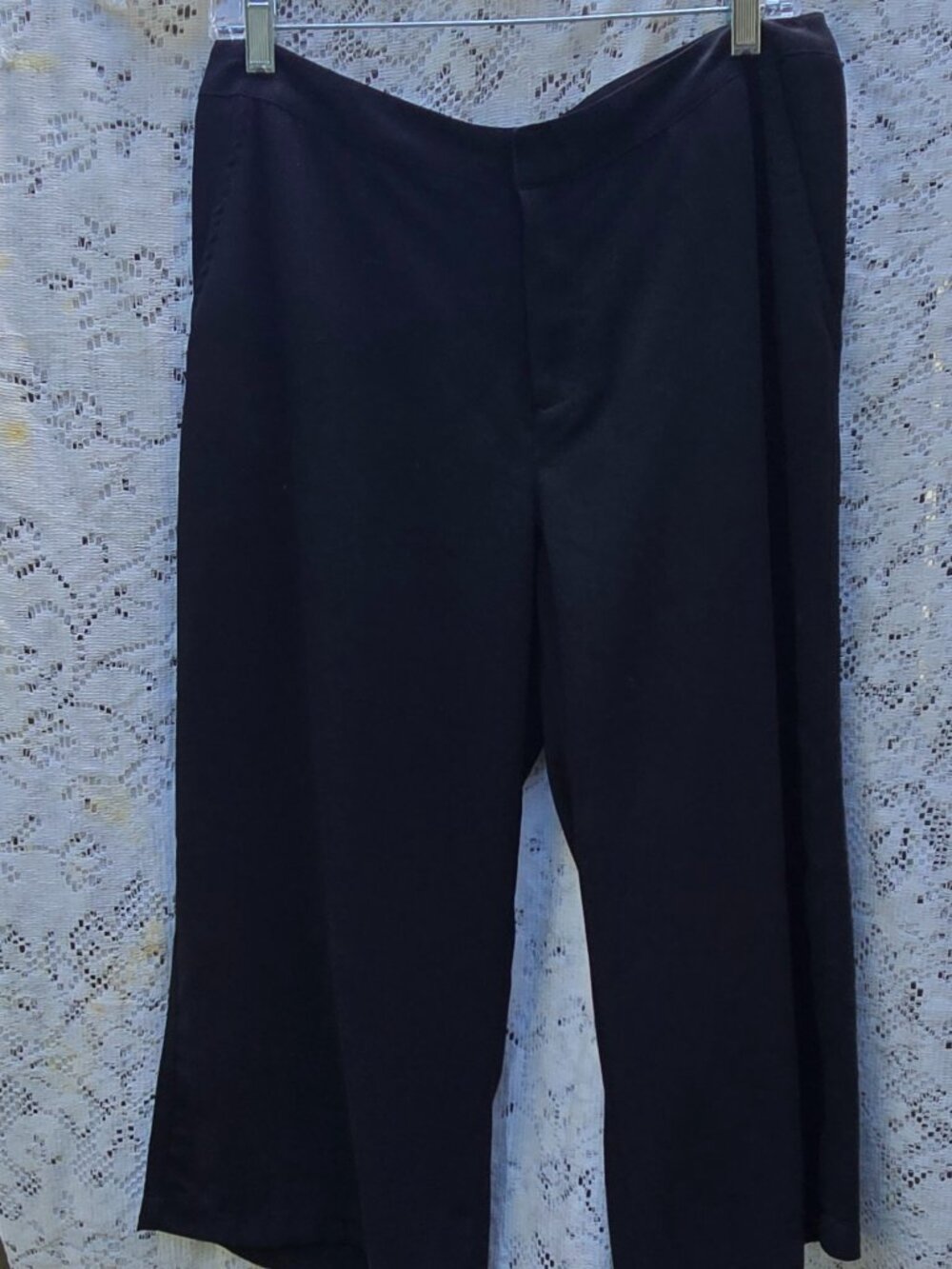 Crop Length Pant for Woman Size 6. Black.